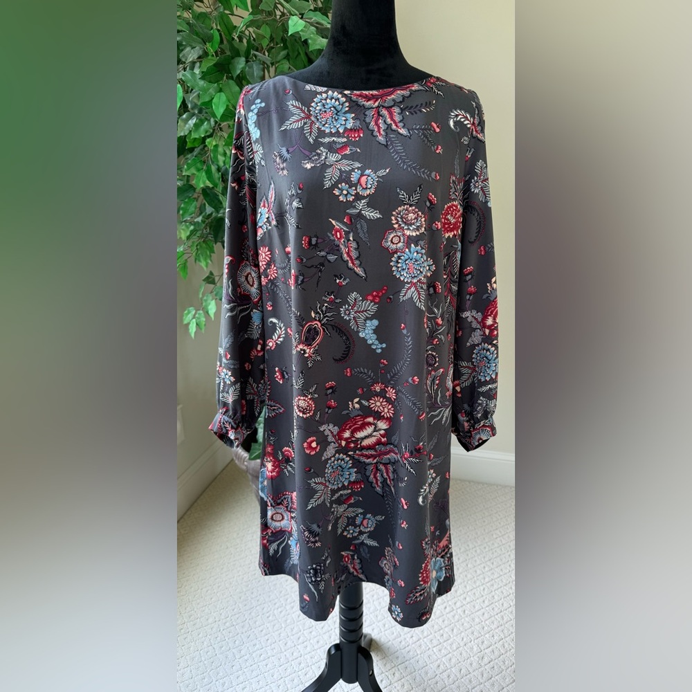 LOFT Dress Long Sleeve Gray
Floral Print Petites Women Size 12
Unlined